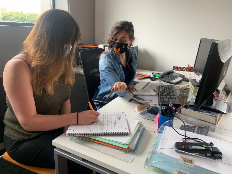 Légende : Léa LEVOY, Alternante Assistante RH et Aurélie MARICHAL, tutrice de Léa et Chargée de Recrutement.